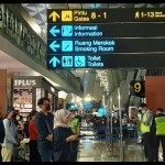 Ilustrasi - Pengunjung di Bandara Soetta saat mengantri untuk menunggu jadwal pemberangkatan penerbangan (Azmi)-1670929545