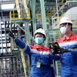 Ilustrasi - Perwira PT Kilang Pertamina Internasional (KPI) RU IV Cilacap mengecek keandalan kilang dalam memroduksi bahan bakar minyak. ANTARA/HO-PT KPI RU IV-1672036128