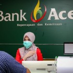 Ilustrasi - Seorang karyawan Bank Aceh memberikan pelayanan kepada nasabah. ANTARA/HO-Dokumentasi pribadi-1671079044