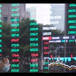 Ilustrasi - Seorang pria yang mengenakan masker terlihat di dalam gedung Bursa Efek Shanghai, China. ANTARA/REUTERS/Aly Song/aa.-1671679923