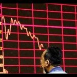 Ilustrasi - Seorang warga mengamati grafik pada layar informasi perdagangan saham di Shanghai Stock Exchange. ANTARA/REUTERS/Jason Lee/aa.-1670816329