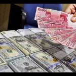 Ilustrasi - Uang pecahan seratus ribu rupiah di atas uang dolar AS, Cash Center Bank Mandiri, Jakarta. ANTARA FOTO/Yudhi Mahatma/ed/pd/aa.-1672394011