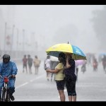 Ilustrasi - Warga berteduh di bawah payung ketika hujan lebat mengguyur kawasan MH Thamrin dan Bunderan HI, Jakarta. (ANTARA FOTO/M Agung Rajasa/pd/aa.)-1670735746