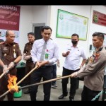 Kapolres Asahan AKBP Roman Smaradhana Elhaj (nomor 1 dari kanan) memusnahkan barang bukti narkotika. (Foto:ANTARA/HO/Polres Asahan.)-1670481102