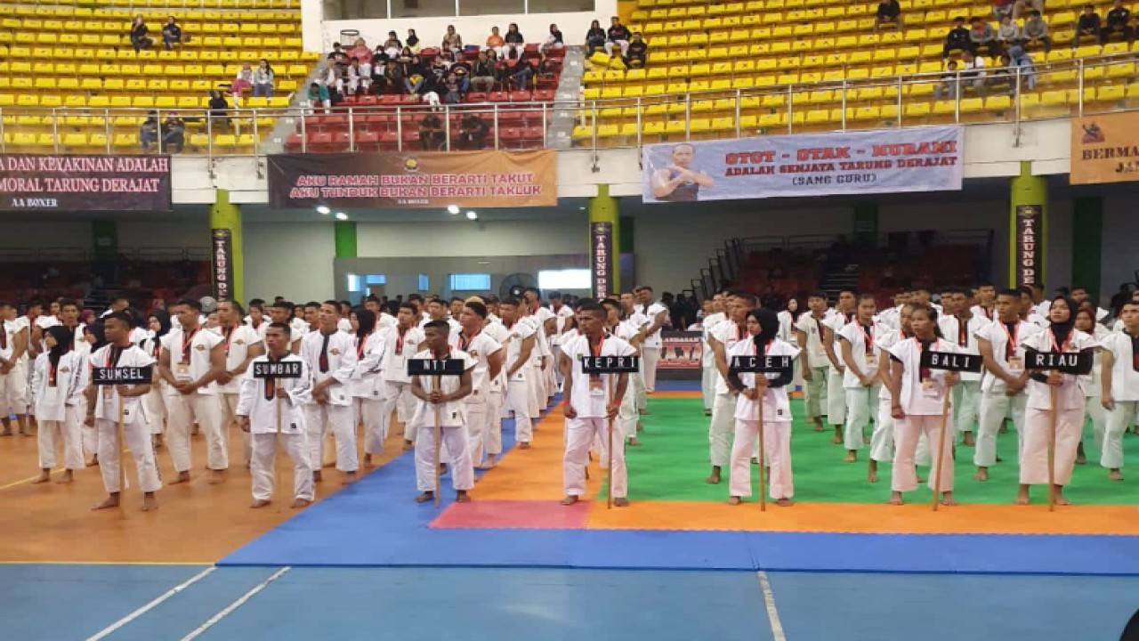 Para atlet mengikuti pembukaan Kejuaraan Nasional Tarung Derajat XIX 2022 AA Boxer Cup resmi dibuka pada 18-20 Desember 2022, di GOR Laga Tangkas SPOrT, Bandung, Jawa Barat/Dok MPR