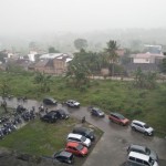Kendaraan di halaman kantor Bupati Lombok Tengah, NTB diguyur hujan beberapa hari yang lalu. (ANTARA/Akhyar)-1670987111