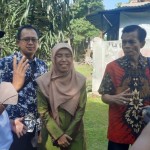 Kepala Dinas Lingkungan Hidup dan Kebersihan (DLHK) Kota Depok Ety Suryahati (tengah) ketika berkunjung ke PWI Kota Depok. (ANTARA/Foto: Feru Lantara)-1671159071