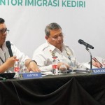 Kepala Kantor Imigrasi Kediri Erdiansyah(tengah) di Kediri, Jawa Timur. ANTARA/HO-Imigrasi Kediri-1671074590