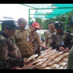 Kepala Kantor Kementerian Agama Kabupaten Batang M. Aqsho mengunjungi Batang Festival Halal di Batang, Selasa (14/12/2022). (ANTARA/Kutnadi)-1671008434
