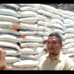 Kepala Pimpinan Perum Bulog Kantor Cabang Cirebon Budi Sultika memberi keterangan kepada media di Cirebon, Rabu (30/11/2022). (ANTARA/Khaerul Izan)-1670757929