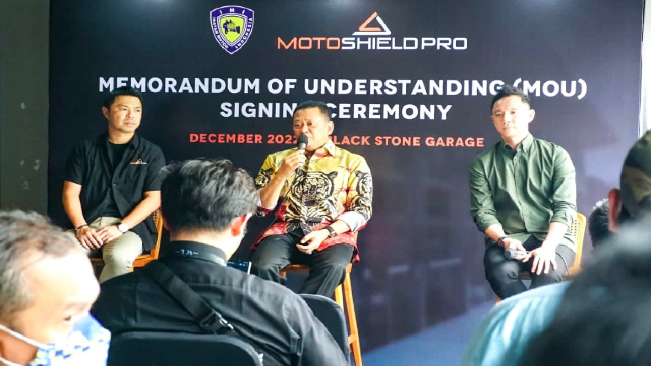 Ketua MPR sekaligus Ketua IMI Bambang Soesatyo (tengah) dengan Welly Tjandra dan Marlon Wuisan dari pihak Motoshieldpro/Dok MPR.