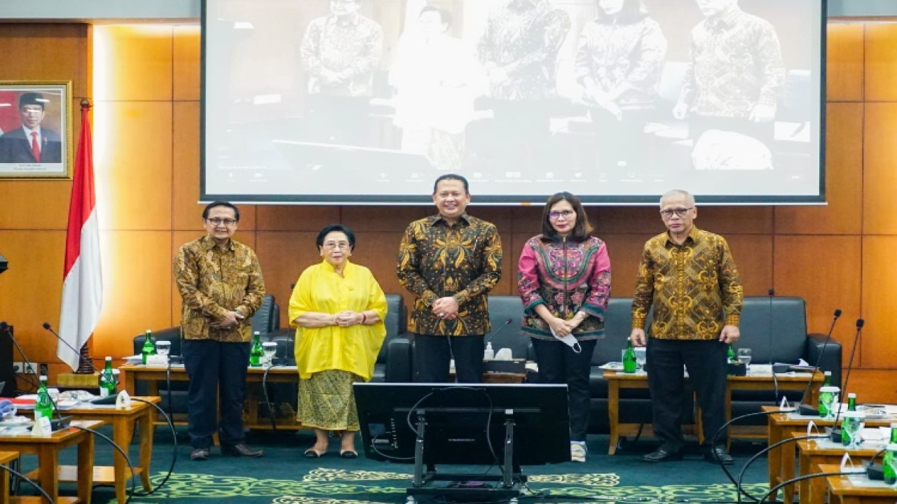 Ketua MPR RI Bambang Soesatyo (tengah) bersama para peserta Focus Group Discussion yang digelar Brain Society Center (BS Center)/Dok MPR