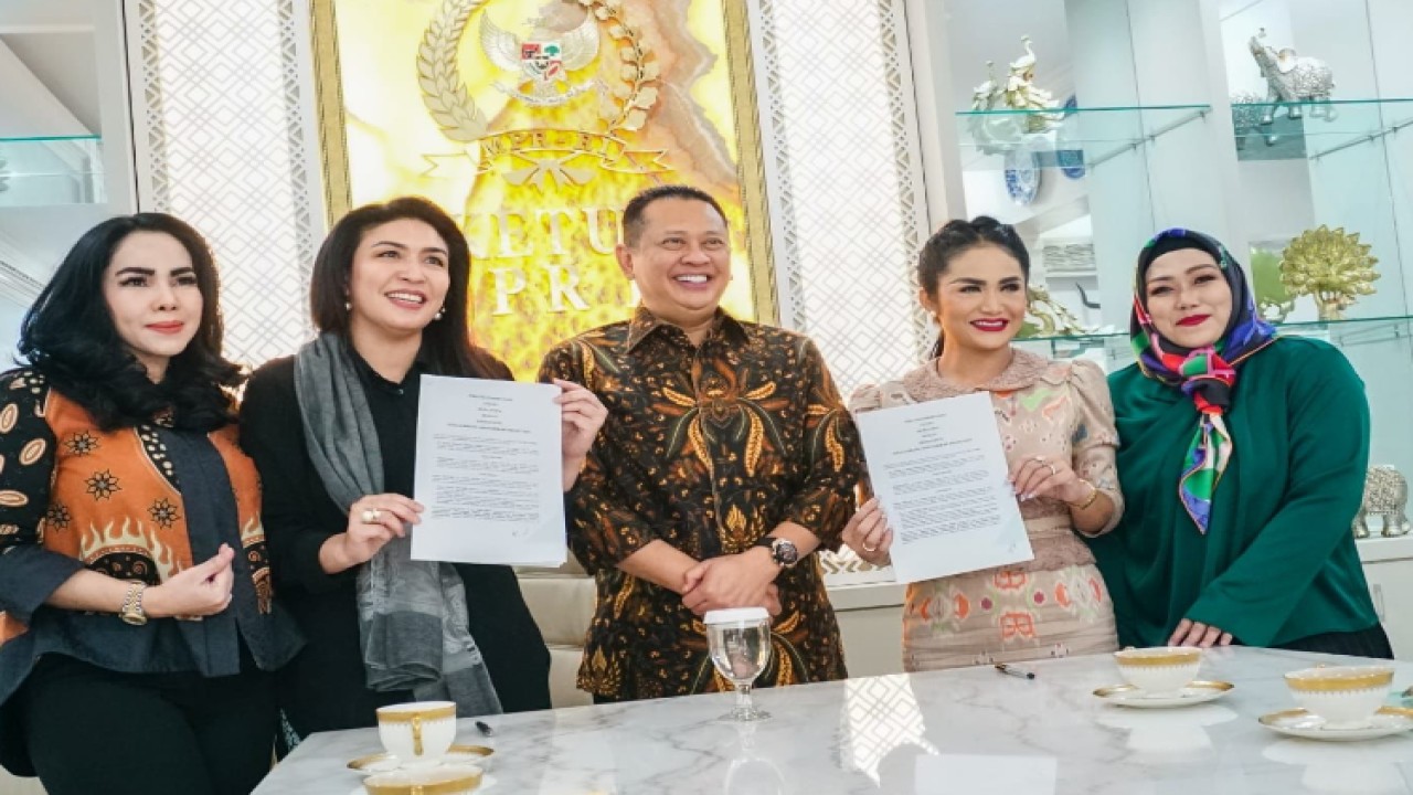 Ketua MPR RI Bambang Soesatyo (tengah) pada penandatanganan MoU antara founder DeBS Dewi Puspa dengan Krisdayanti, di Jakarta/Dok MPR