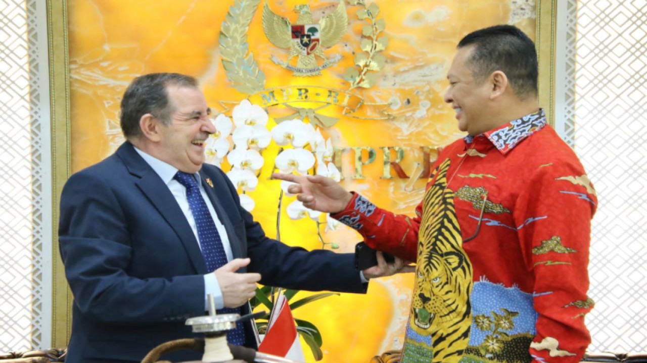 Ketua MPR RI Bambang Soesatyo (kanan) bersama Duta Besar Aljazair untuk Indonesia H.E. Mr. Lahcene Kaid Slimane/Dok MPR