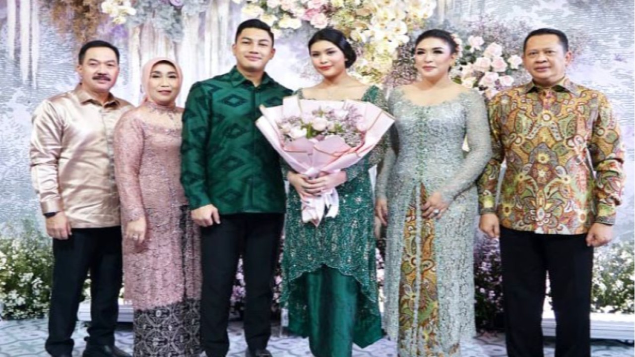 Ketua MPR RI Bambang Soesatyo bersama istri pada acara lamaran putrinya/Dok MPR
