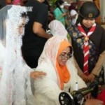 Ketua TP PKK Riau Misnarni Syamsuar ikut menjahit bendera Merah Putih di Bengkulu. FOTO ANTARA/HO-Diskominfotik Riau.-1671770297