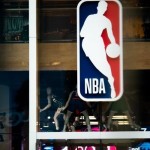 Logo NBA di NBA Store di 5th Avenue, New York. (ANTARA/AFP/Jeenah Moon)-1670808861