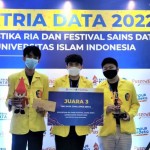 Mahasiswa Fasilkom UI ketika menerima trophy juara tiga big data challenge 2022 (ANTARA/Humas UI)-1672114128