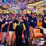 Mantan Menteri Perindustrian Saleh Husin saat nonton bareng final Piala Dunia 2022 bersama kolega di Kemang Village Jakarta Selatan, Minggu. (ANTARA/HO-Saleh Husin)-1671439145
