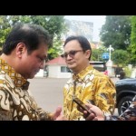 Menteri Koordinator Bidang Perekonomian Airlangga Hartarto (kiri) di lingkungan Istana Negara, Jakarta, Kamis (1/12). (ANTARA/Indra Arief Pribadi)-1669885973