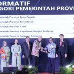 Menteri Koordinator Politik Hukum dan Keamanan Mahfud MD memyerahkan penghargaan kepada Gubernur Jateng Ganjar Pranowo. (ANTARA/HO-Humas Pemprov Jateng)-1671006720