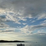 Nelayan menggunakan perahu kecil di Perairan Pulau Penyengat, Kota Tanjungpinang, Provinsi Kepulauan Riau, Jumat (23/12/2022) (FOTO ANTARA/Nikolas Panama)-1671771024