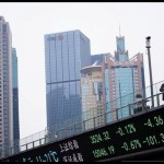 Papan elektronik yang menunjukkan indeks saham Shanghai dan Shenzhen di distrik keuangan Lujiazui, Shanghai, China. ANTARA/REUTERS/Aly Song/am.-1671421369