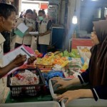 Pegawai BPOM Batam mengambil data salah satu pedagang pasar di Kota Batam. (ANTARA/HO-Humas BPOM Batam)-1671091251