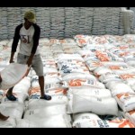 Pekerja mengangkat karung isi beras di Gudang Beras Bulog Divre Sulselbar Makassar, Sulawesi Selatan. ANTARA FOTO/Abriawan Abhe.-1672294966