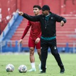 Pelatih baru Persik Kediri, coach Divaldo Alves saat di lapangan dengan para pemain Persik. ANTARA/ HO-Persik Kediri-1672222252