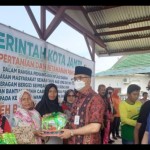 Pembagian bibit tanaman cabai kepada masyarakat di Kota Jambi untuk menumbuhkan budaya menanam bahan pangan (ANTARA/tuyani)-1669956493