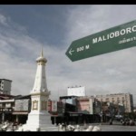 Pengendara melintasi kawasan Tugu Pal Putih, Yogyakarta, Senin (21/12/2020). (ANTARA FOTO/Hendra Nurdiyansyah/rwa/pri)-1672049480