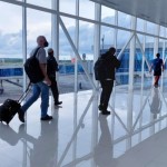 Penumpang di Bandara Lombok saat berjalan menuju ruang pesawat (ANTARA/Humas Bandara Lombok)-1671088786