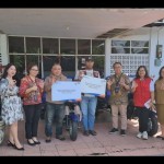 Penyerahan bantuan pendukung pengelolaan bank sampah di Manado dari BRI Manado, Rabu (21/12/2022). ANTARA/Nancy L Tigauw-1671680964