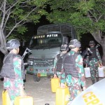 Personel Satgas Pamtas RI-RDTL mengangkat BBM jenis minyak tanah yang hendak diselundupkan di Kabupaten Belu. ANTARA/Ho-Satgas Pamtas RI RDTL-1670314323