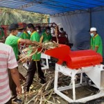 Petani Desa Air Enau, Kecamatan Rambang Niru, Kabupaten Muara Enim, Sumatera Selatan, sedang menggiling batang jagung untuk kompos. ANTARA/HO-Pertamina.-1670925315