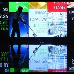 Petugas kebersihan melintasi layar digital pergerakan saham di Bursa Efek Indonesia, Jakarta, Jumat (24/6/2022). ANTARA FOTO/Akbar Nugroho Gumay/foc/pri.-1671421236