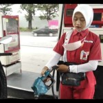 Petugas melakukan pengisian BBM ke sepeda motor. (Ilustrasi). (ANTARA/Akhmad Nazaruddin Lathif)-1672199947