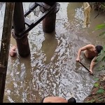 Petugas PDAM Tirta Raja OKU berjibaku memperbaiki jaringan air bersih pelanggan agar kembali normal, Selasa. (ANTARA/Edo Purmana/22)-1670929655