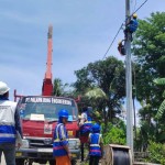 Petugas PLN menjalankan pekerjaan membangun jaringan listrik desa di NTT. (ANTARA/HO-Humas PLN UIW NTT)-1670232488