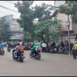 Polisi melakukan pengalihan arus pascaledakan bom bunuh diri di Polsek Astanaanyar, Kota Bandung, Jawa Barat, Rabu (7/12/2022). (ANTARA/Ajat Sudrajat)-1670388629