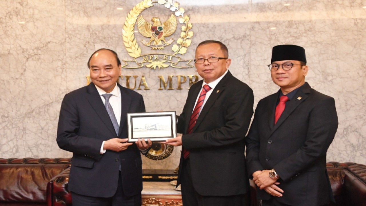 Wakil Ketua MPR Arsul Sani (tengah) dan Yandri Susanto (kanan) bersama Presiden Vietnam Nguyen Xuan Phuc/Dok MPR