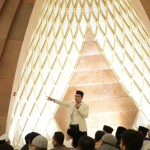 Ribuan ASN Jabar "operasi semut" rapikan area Masjid Al-Jabbar-1672374160