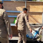 Satpol PP Provinsi Sulawesi Selatan tertibkan lapak PKL di Stadion Barombong Makassar, Rabu (21/12/2022).ANTARA/HO-Pemprov Sulsel-1671677988