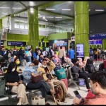 Sejumlah calon penumpang bersiap berangkat saat libur Natal dan Tahun Baru 2023 melalui Stasiun Gambir, Jakarta, Jumat (23/12/2022). ANTARA/Dewa Ketut Sudiarta Wiguna-1671768294