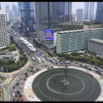 Sejumlah kendaraan bermotor melintas di kawasan Bundaran Hotel Indonesia (HI), Jakarta, Selasa (20/9/2022). ANTARA FOTO/M Risyal Hidayat/foc.-1672373592