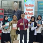 Sejumlah pegiat perpustakaan saat menyambangi kantor penerbit buku Erlangga di Kota Makassar, Sulsel. ANTARA Foto/HO-Dinas Perpustakaan Makassar-1671157929