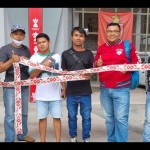 Sejumlah suporter Timnas Indonesia menunjukkan tiket laga Piala AFF Grup A yang dibeli di Stadion Kuala Lumpur, Malaysia, Minggu (25/12/2022). ANTARA/Bayu Kuncahyo-1672048709