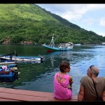 Sejumlah wisatawan mancanegara menikmati keindahan Banda Neira di Kabupaten Maluku Tengah, Provinsi Maluku. (ANTARA/FB Anggoro)-1669885237