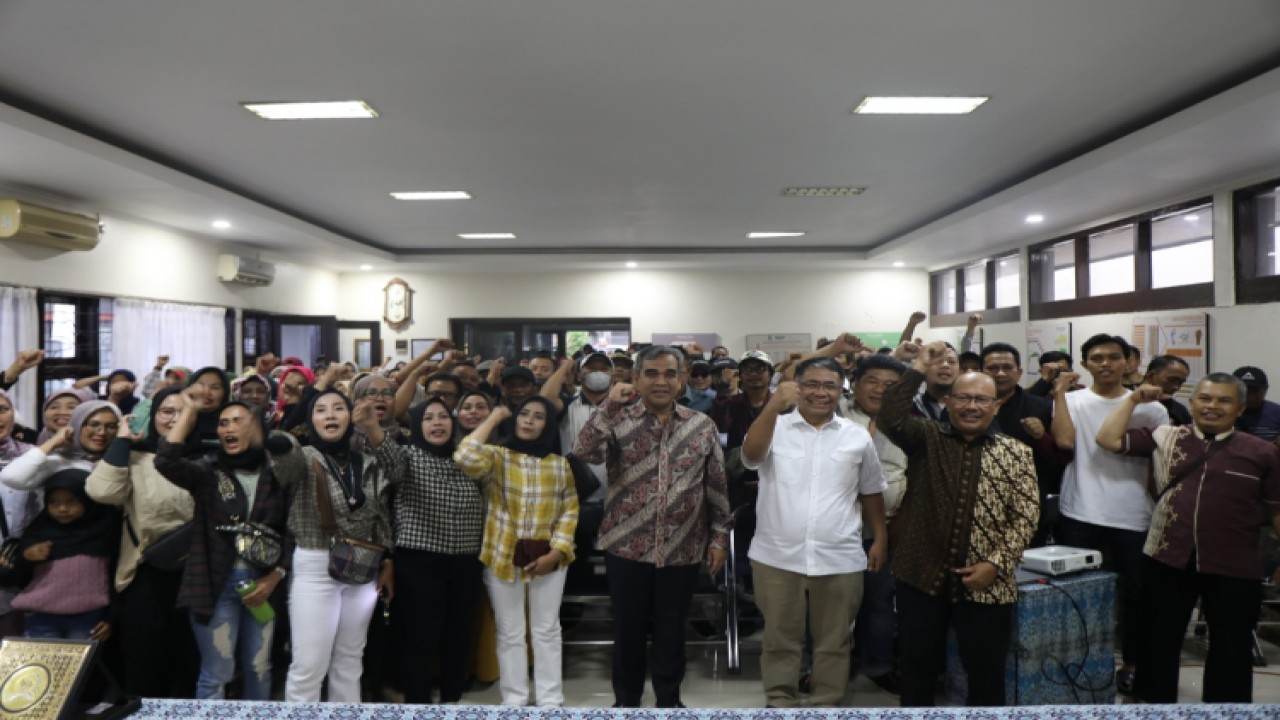 Sekjen Gerindra Ahmad Muzani beraudiensi dengan ratusan pegiat UMKM Cibaduyut, di Gedung UPT Cibaduyut, Bandung, Jawa Barat/Dok MPR